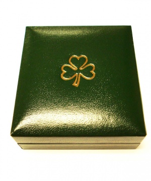 1022-connemara-shamrock-linked-bracelet-box